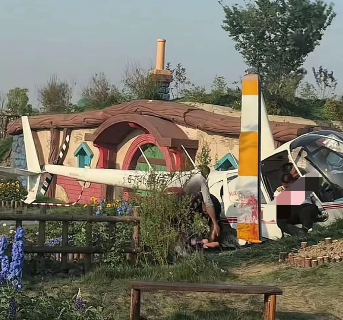 被坠落的直升机砸中的那个爸爸真是太不幸了，[哭哭]他的胳膊当场就掉落在了一旁，有