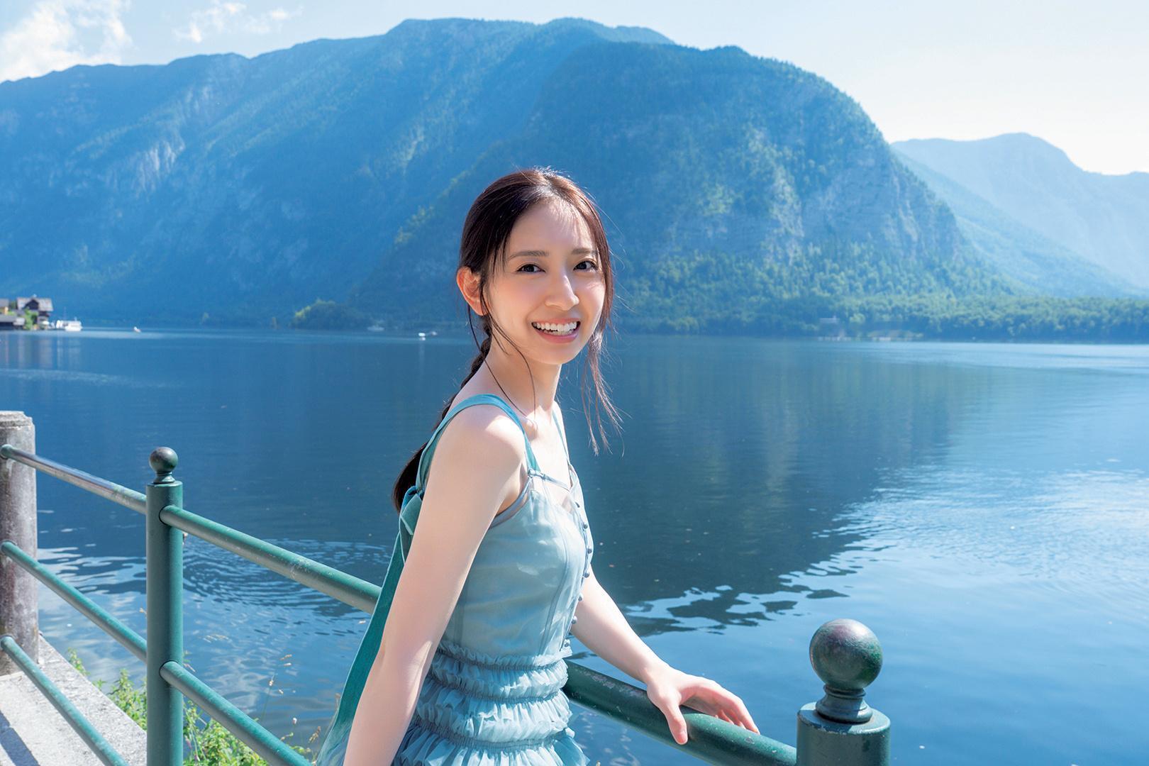 金村美玖金村美玖先行カット第14弾🍣ハルシュタットの絶景をバックに青