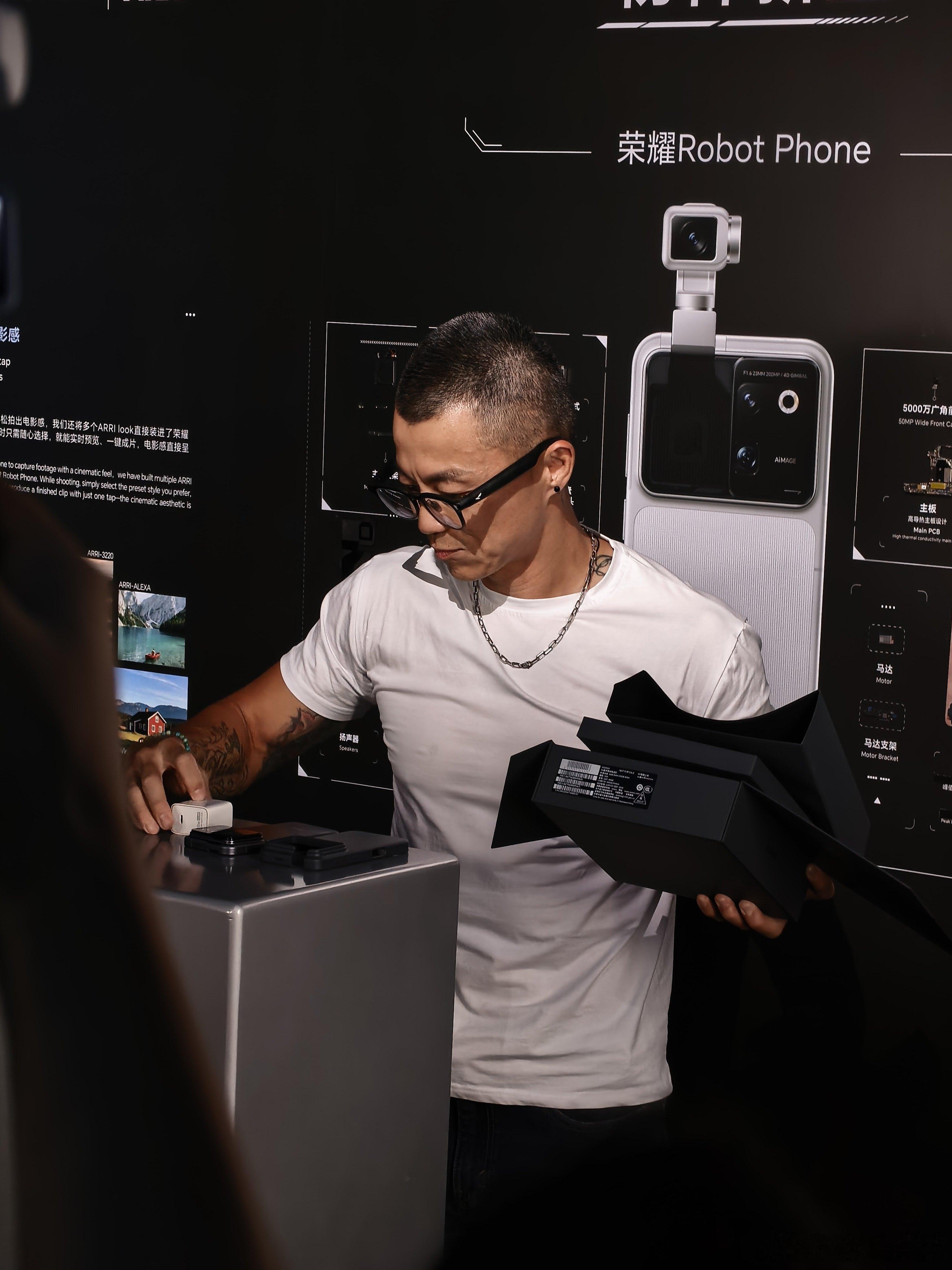 震哥在现场开箱RobotPhone。