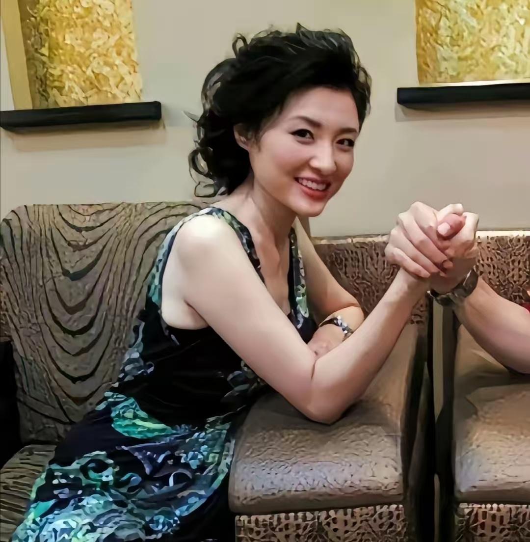 近日，在网上见到一张原央视一姐周涛与人掰手腕的照片，感到挺稀奇。画面中，周姐面带