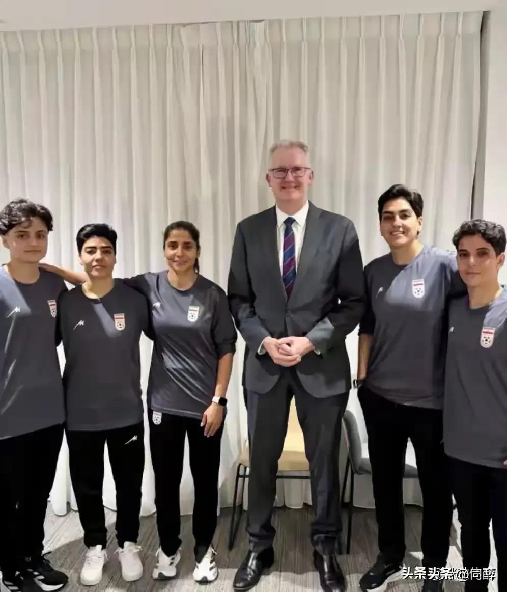 出来时好好的，现在却回不去了，并非是敌人侵占和摧毁了自己的家国，仅仅只是因为拒唱