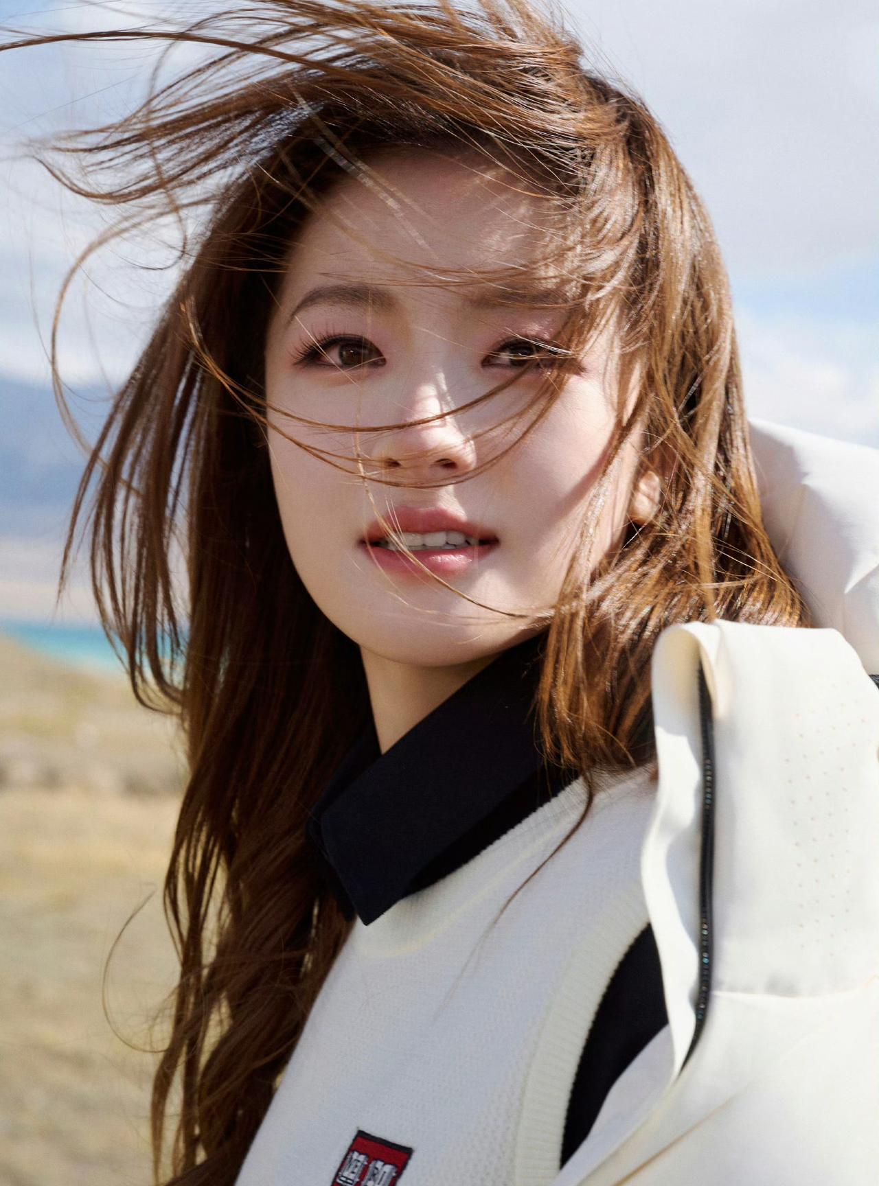 #李兰迪#在蓝天与湖海的拥抱里，任风拂过发梢，把一身暖呼呼的白，融进开阔天地的明