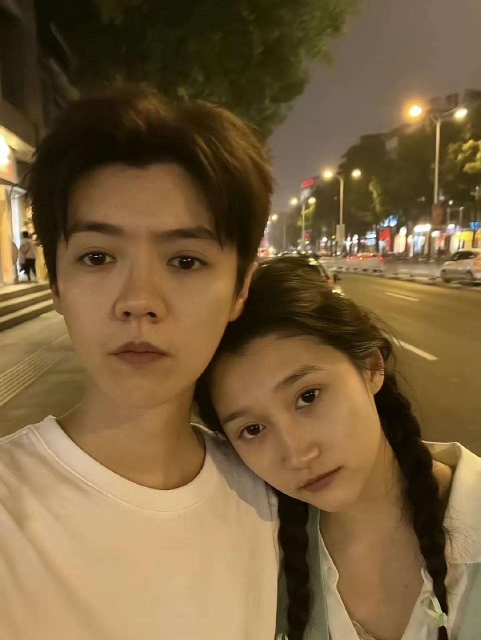 关晓彤当初的沉默是这段感情的导火索现在鹿晗台上喊着老婆，她内心多少是有点酸涩