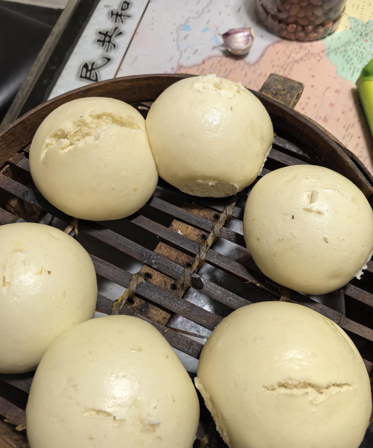已经二十多年不用老酵子起面，加碱面蒸馒头了。[赞][赞][赞]近二十年先是用泡打