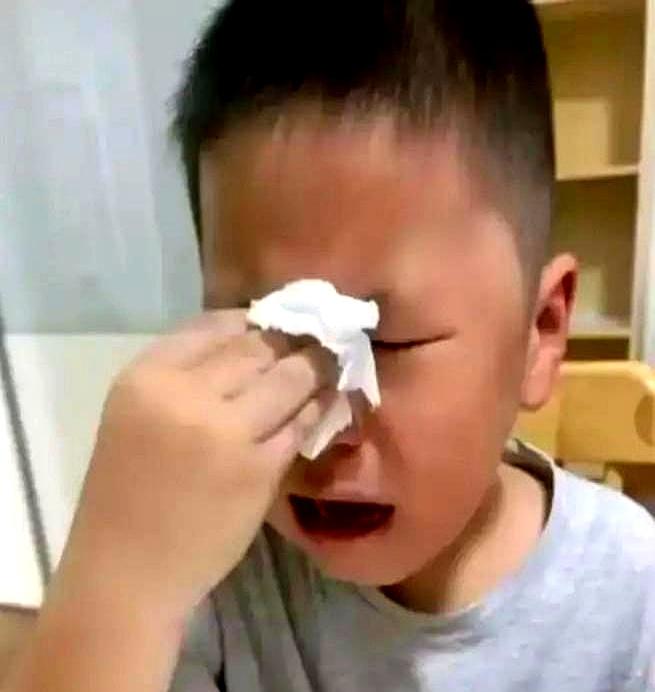 （开头钩子）“中”的反义词是啥？二年级的儿子被这道题扣了3分，他爸正盯着卷子