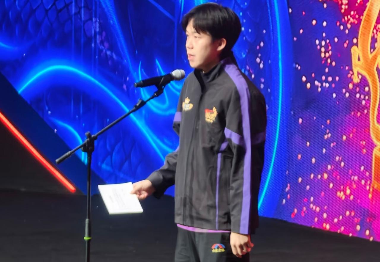 球迷不淡定了王楚钦不仅参加了乒超总决赛还上台去做宣誓人，球迷看见王楚钦，