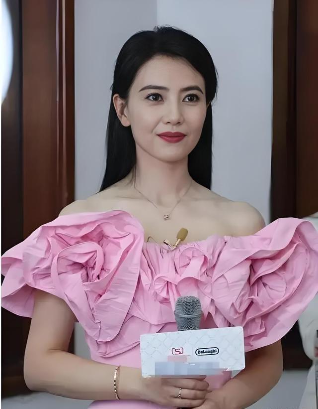 高圆圆粉裙坐姿美炸了，温柔天鹅颈优雅到心颤！