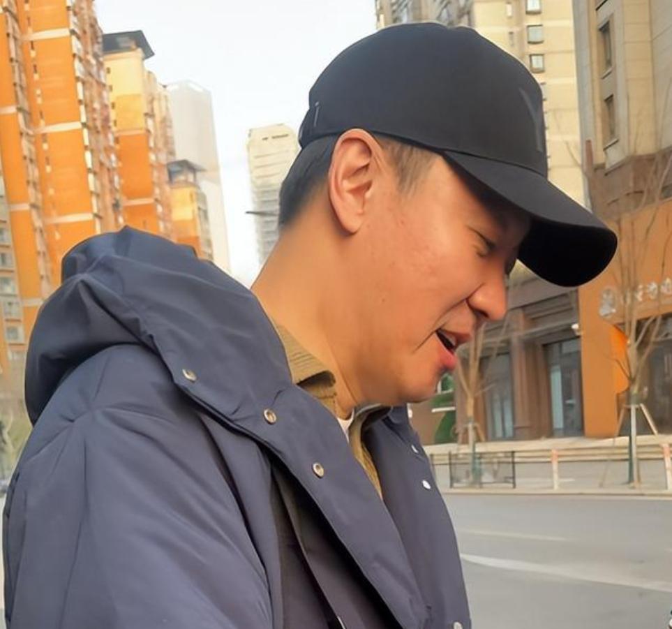 清明节还没到，52岁辛柏青近况曝光，剪了新发型，一番话让人安心娱乐明星