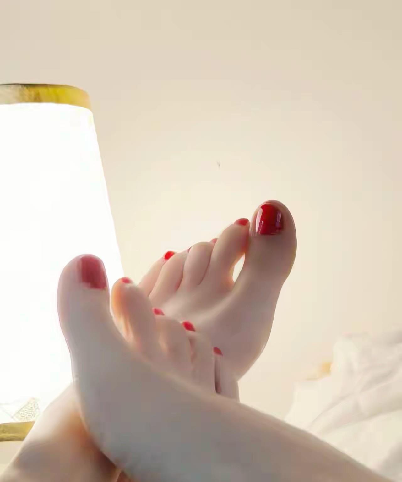 #你觉得红色美甲显白吗#