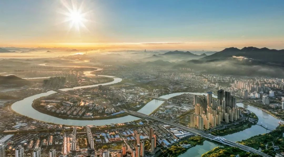 看到一篇报道，2025年浙江黄岩塑料和模具行业有超过4000家企业雇佣了10万多