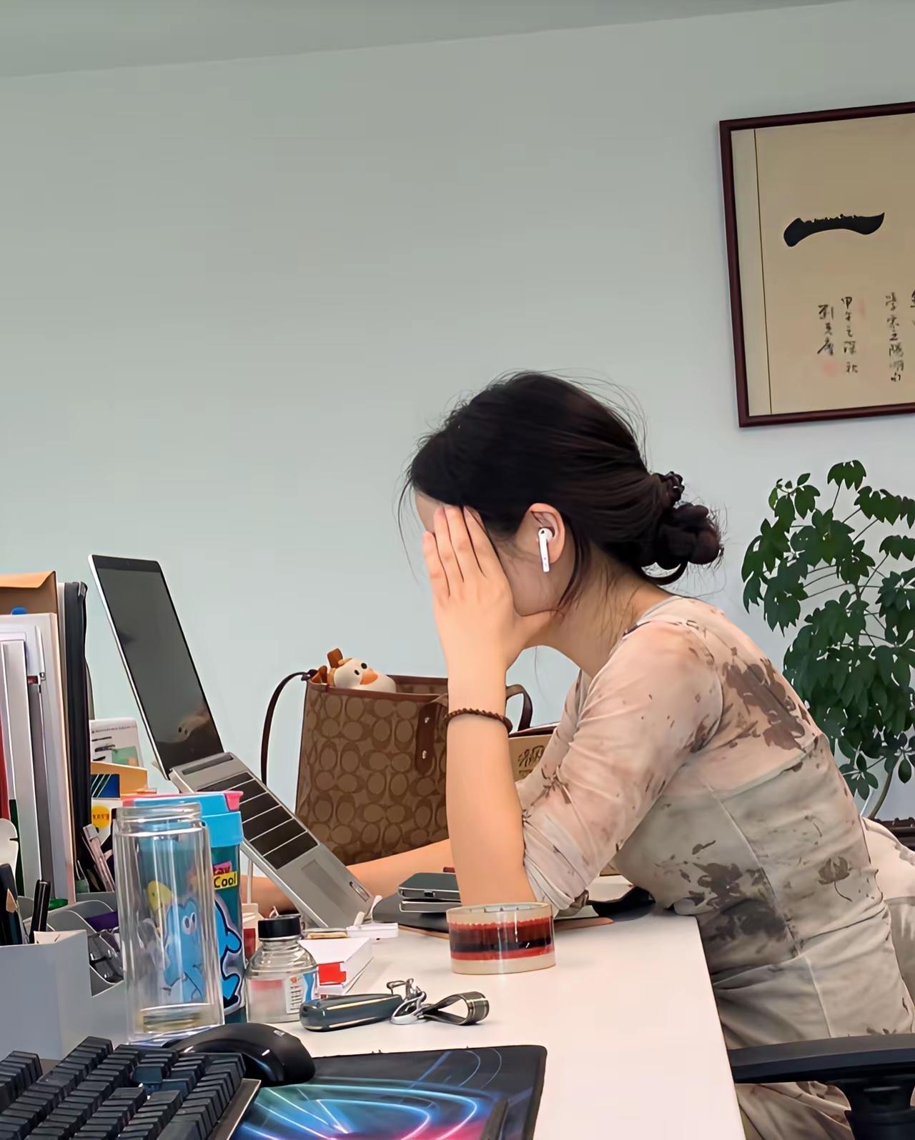 我们公司有个同事去年离职了，走的时候特别平静，还请大家喝了奶茶。他走了之后三个月