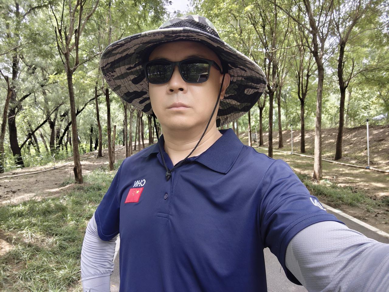 在健身房瞎练的人很多，注定虎头蛇尾没结果！大胖子上来就哑铃弯举，圆肩驼背的小姐姐