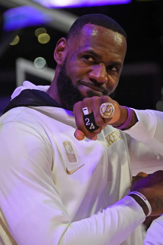 据NBA消息，有媒体统计自从卢卡东契奇和里弗斯受伤以来，勒布朗詹姆斯单独带队已取