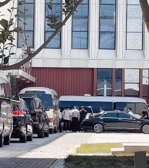这个魏桥的“有球必应乒乓球”大叔是真的喜欢大头呀，照顾的像自己儿子！哈哈！6月