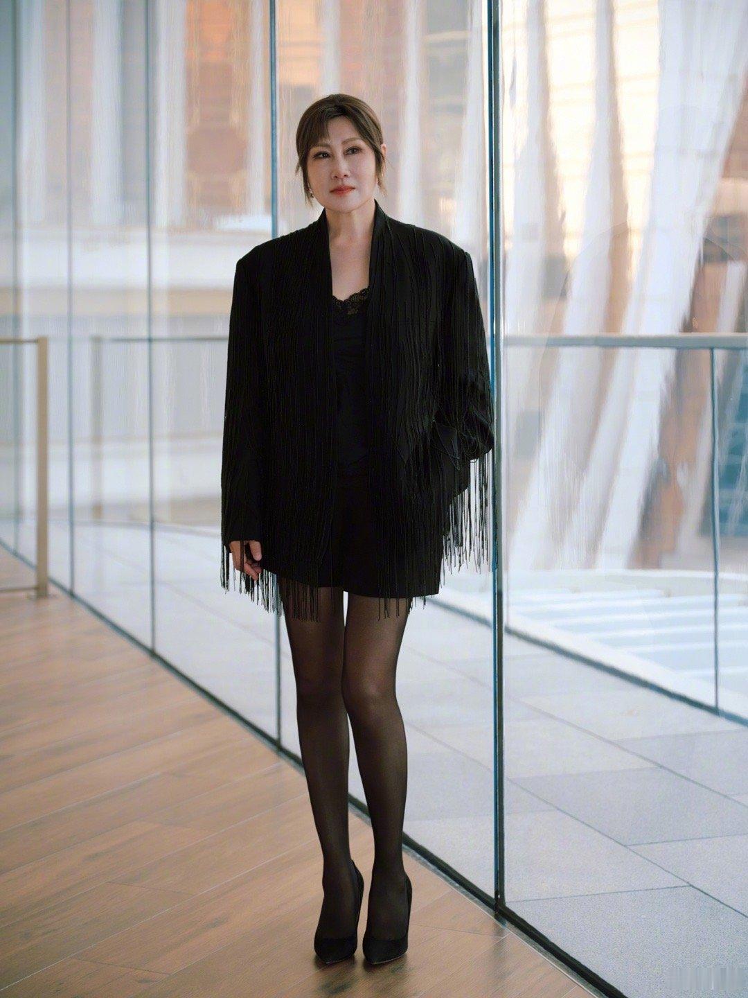 这居然是张凯丽狠狠被惊艳到了！凯丽老师这组造型直接颠覆认知！黑色流苏西装又A