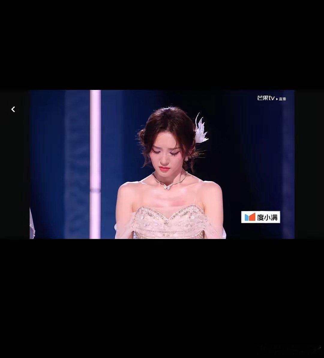 唐艺昕这次为了做自己，勇敢参加了浪姐，还挑战做队长。一周连排三个舞台，熬到身体亮