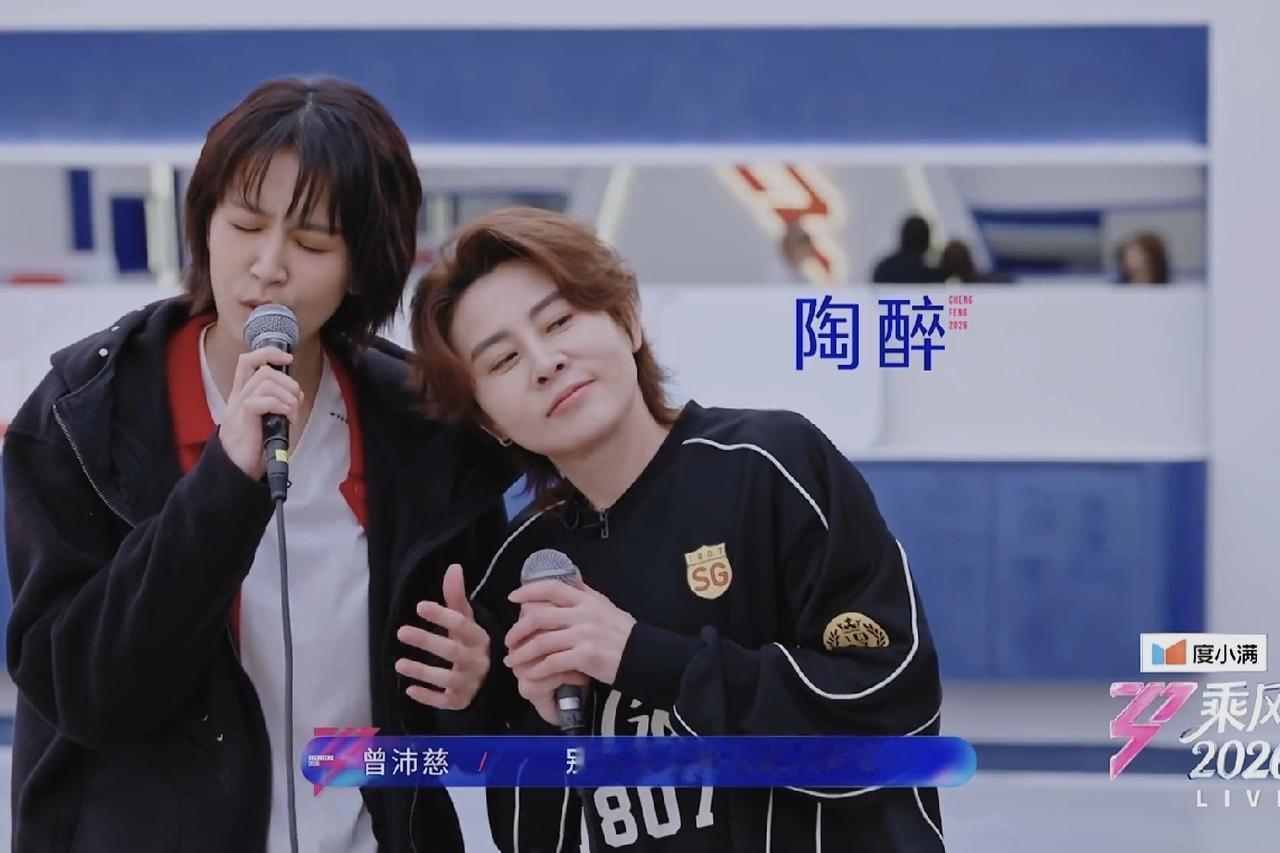 王濛站在二公的舞台上，再次被提及“黎明找你上厕所”这个梗。谢娜没有提，因为她懂