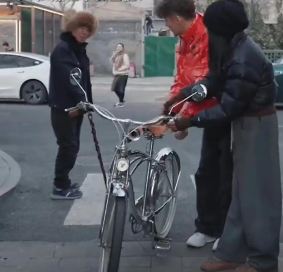 胡兵、瞿颖果然没让人猜错，3日两人直接冲上热搜，并非绯闻，而是相处氛围太亲密，被