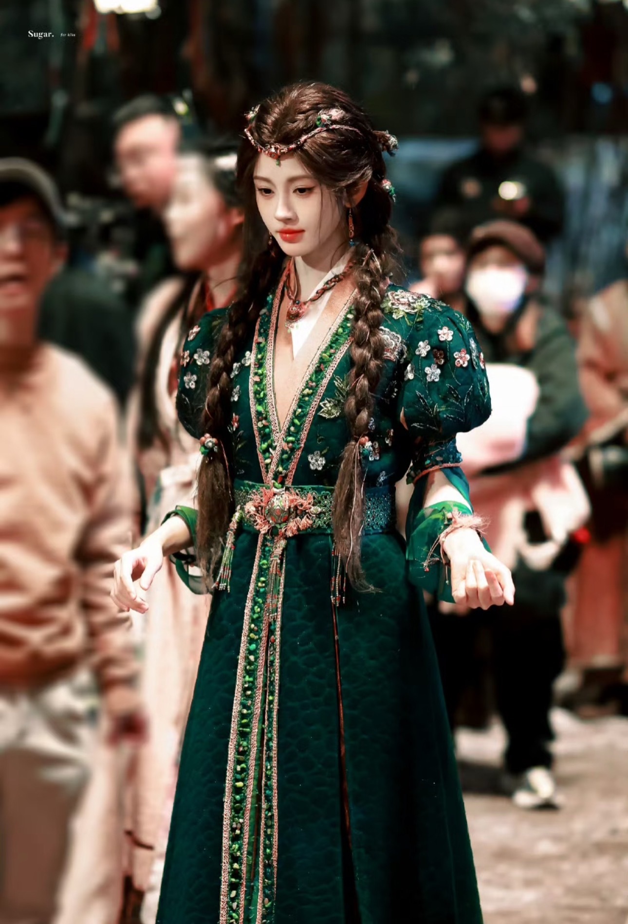 谢娜这个综艺造型和鞠婧祎月鳞绮纪一模一样​​​