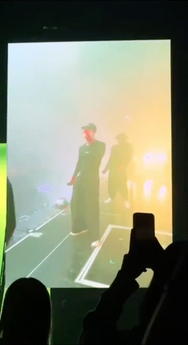 张杰王嘉尔买家秀和卖家秀张杰王嘉尔各自都挺帅的，但放一起就被网友玩坏了。