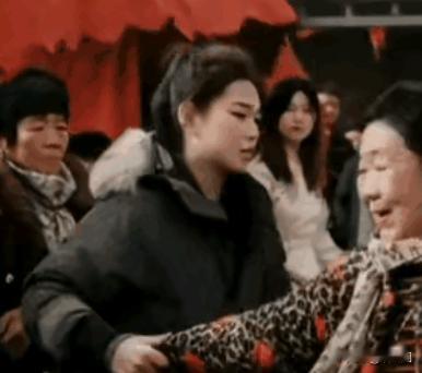 “脸都不要了！”河北，一对新人结婚，谁知，就在新娘准备进入婚礼现场时，2个老人突