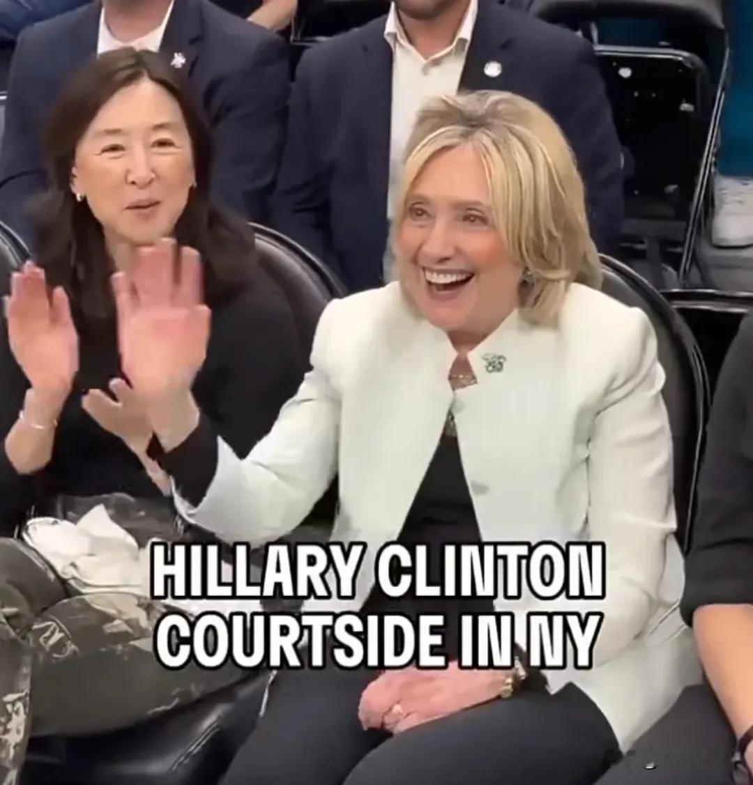 蔡崇信前妻离婚后首次露面！61岁吴明华和希拉里同框，状态越来越好了！近日，