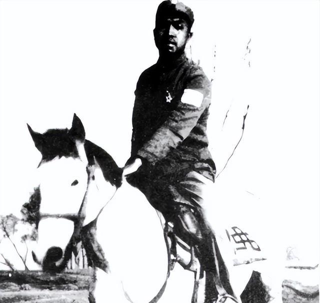 1949年，北平解放的重大时刻，毛主席见到了一个老熟人，他是原先四野中一位“特殊