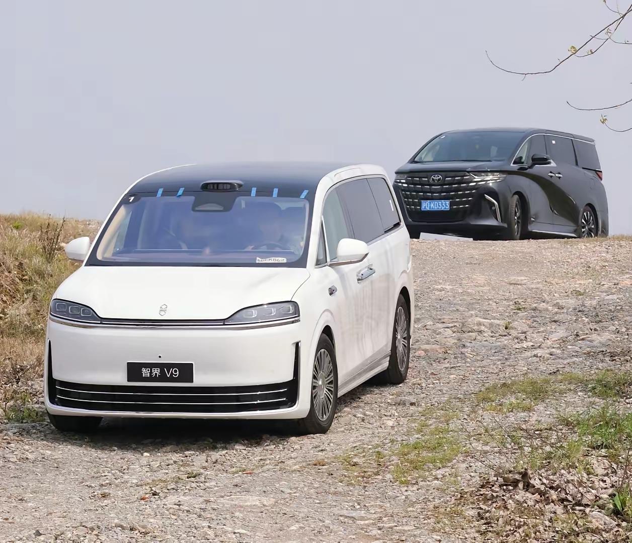 智界v9是鸿蒙智行打造的第1台mpv，现在上市的节奏非常快了。这两天他对标的车型