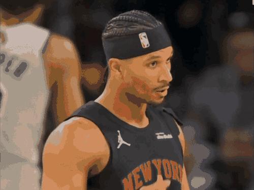 哈特对着替补席搓了搓手指。那是个数钱的手势。杯赛冠军奖金53万刀，税后。尼克