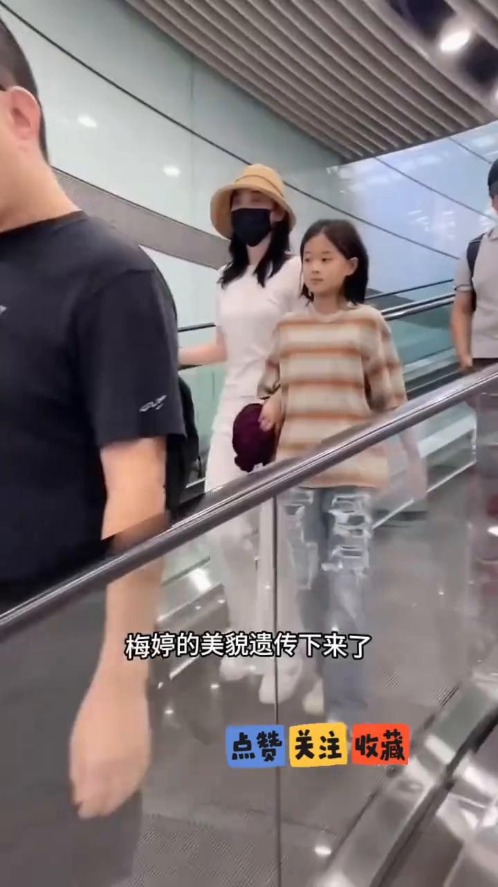 梅婷母女。第一个镜头以为是梅婷小时候，没想到是她女儿。谁懂梅婷看女儿的眼神，静