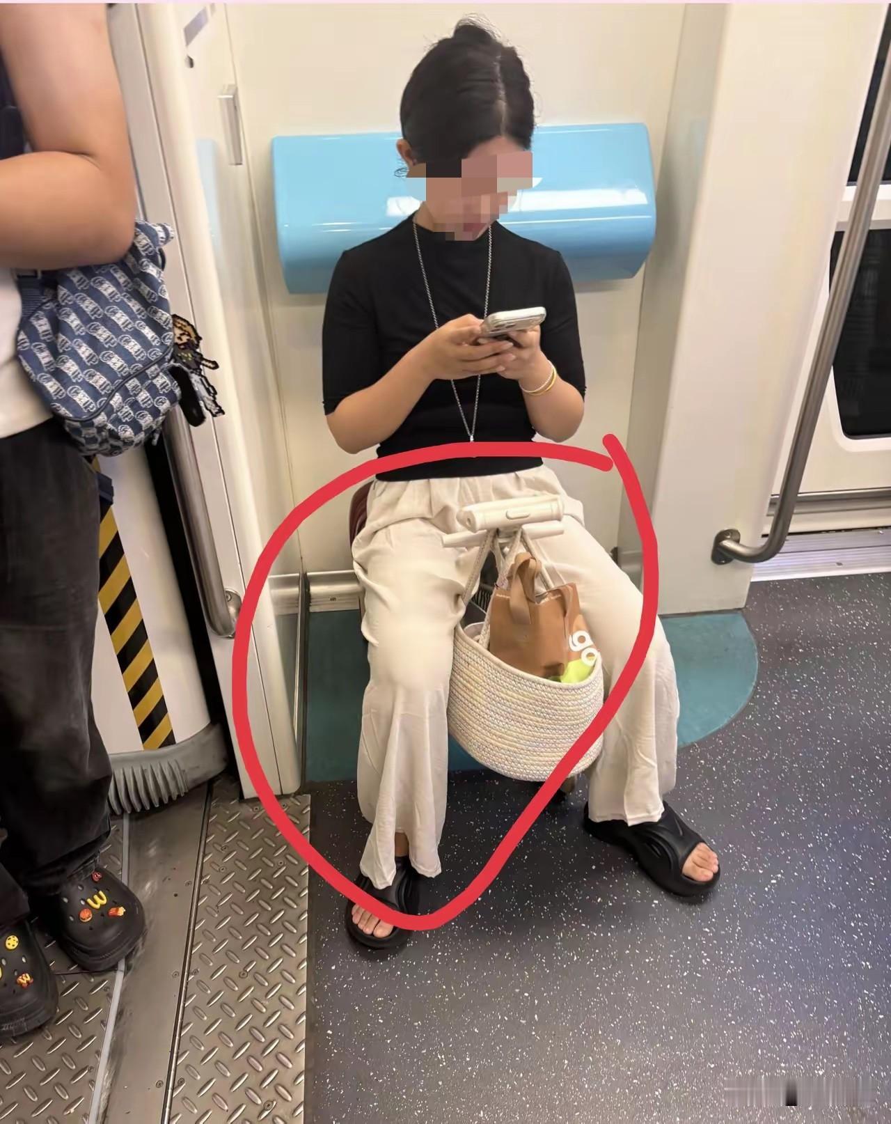 早高峰车厢里挤成罐头，她倒好，一辆塑料小三轮往过道一杵，两脚着地，稳如泰山。