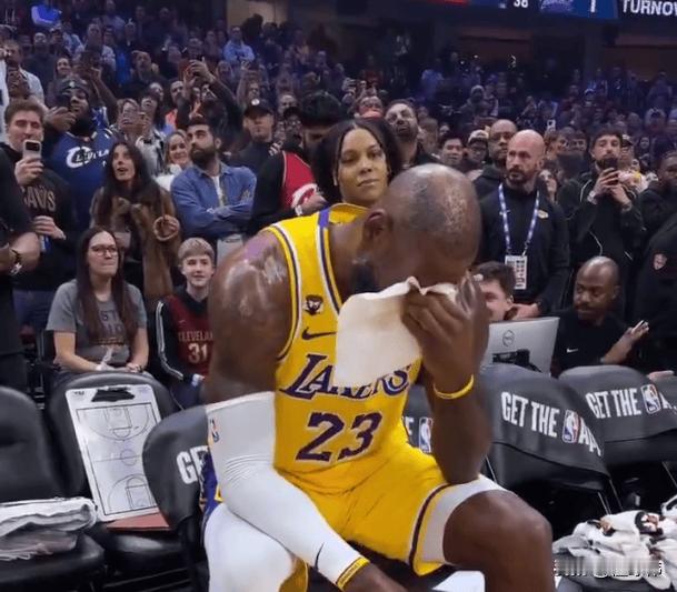 让人动容！米切尔谈詹姆斯：“我们都知道勒布朗对于克利夫兰骑士队来说意味着什么