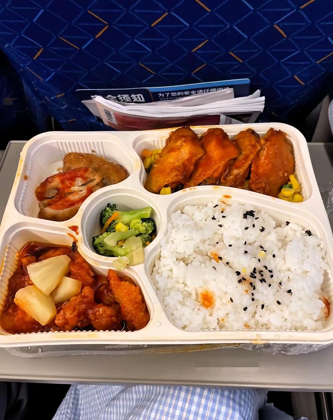 我上次坐高铁饿了，正好看到卖盒饭的，我说给我一份，乘务员掏出收款码80，