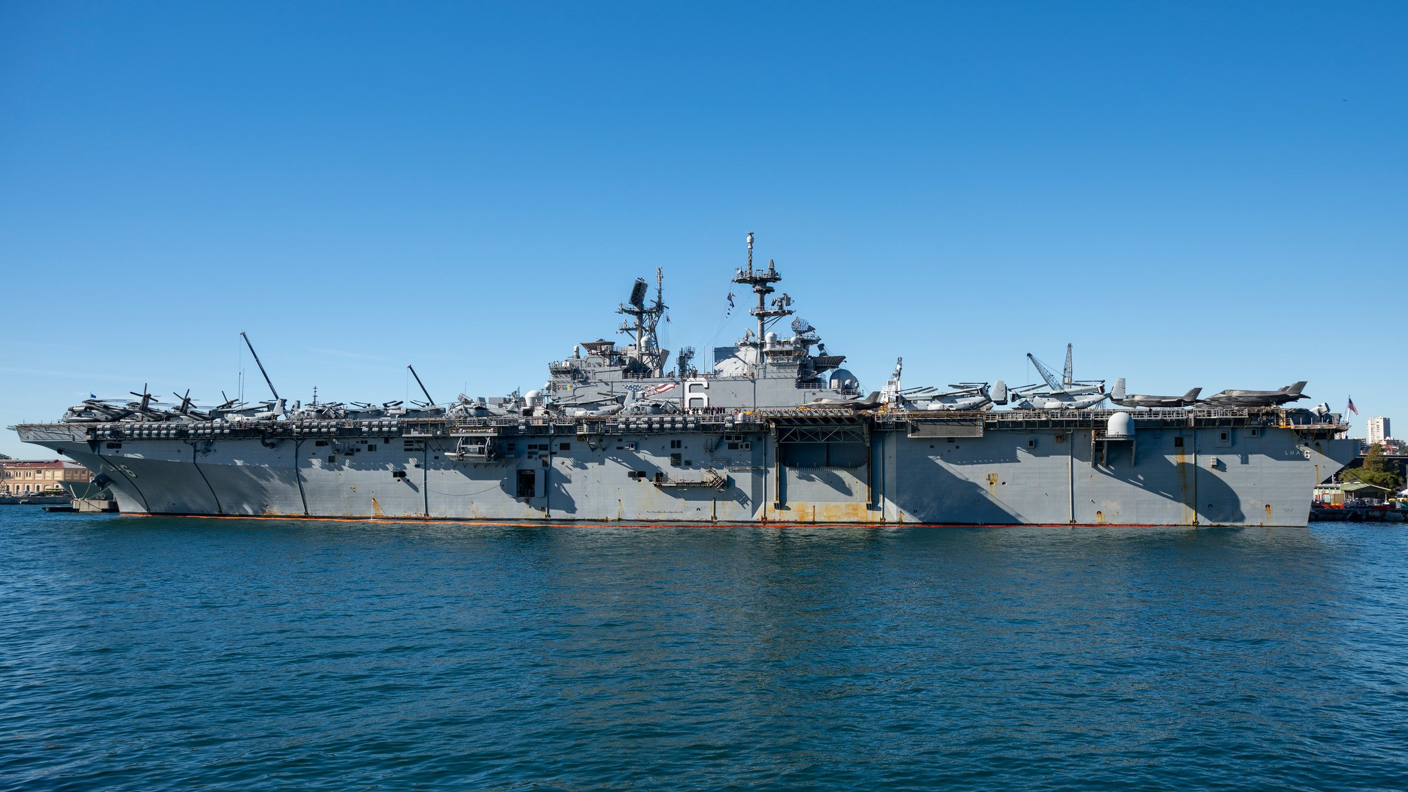 美利坚号USSAmerica(LHA-6)和圣迭戈号USSSanDie