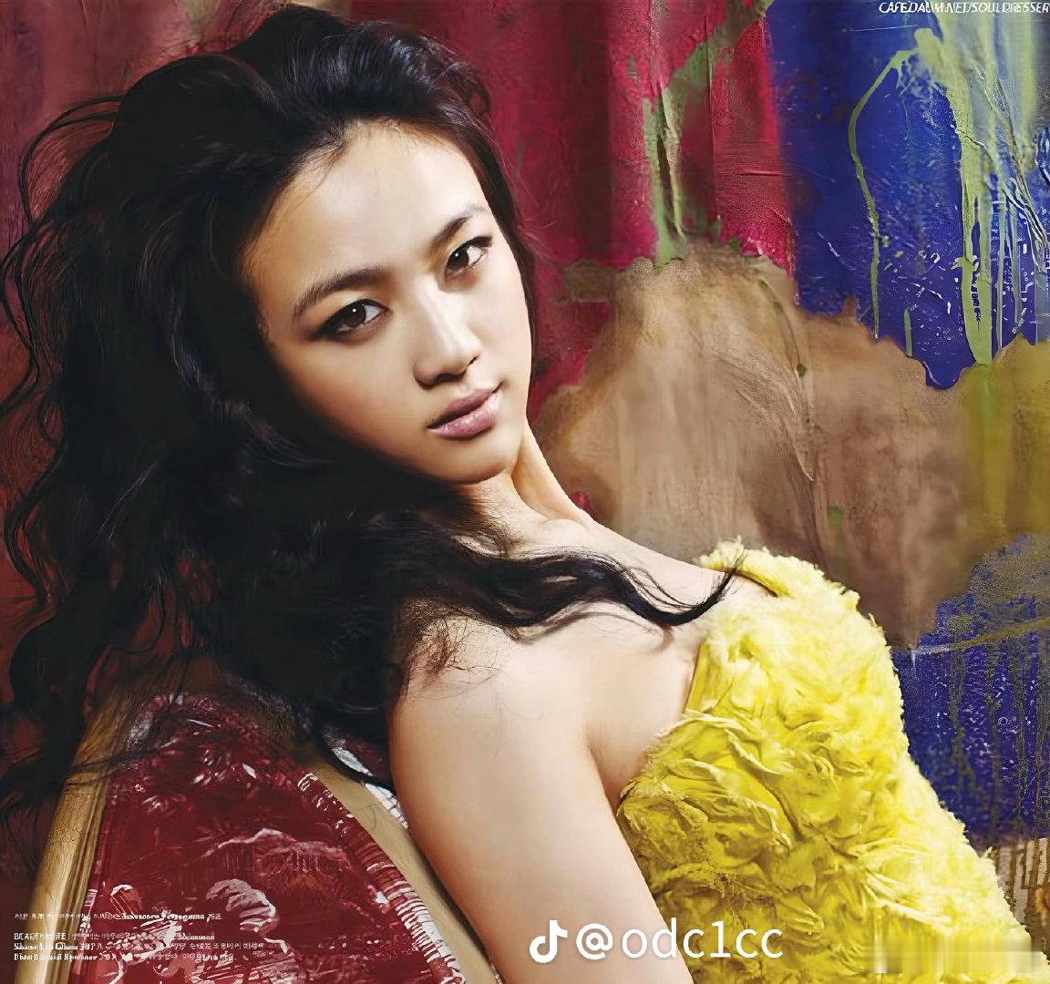 #汤唯#汤唯在韩国的首张杂志封面照美艳动人，优雅大气，气场十足。希望她未来能再次登上《W》杂志的封面
