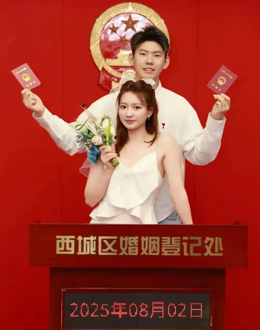 黄雅琼:我们领证了！从今天起正式搭伙过日子！刘雨辰:我们领证了！今天起黄雅