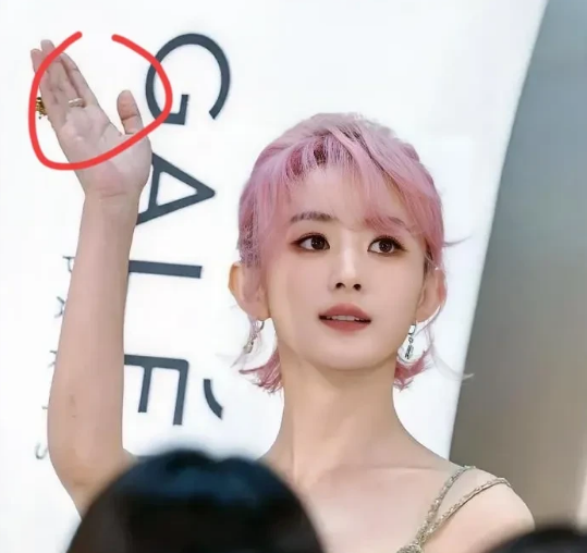 赵丽颖给所有女生上了一课！！女生可以借热搜造势，但是千万不能被热搜反噬。