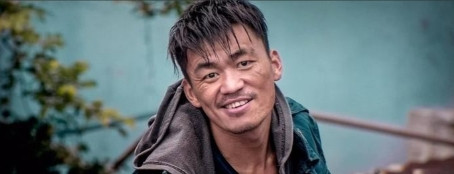 2006年，制片人张谦带着《士兵突击》去央视，但央视却拒绝播出，最终张谦只得赔钱