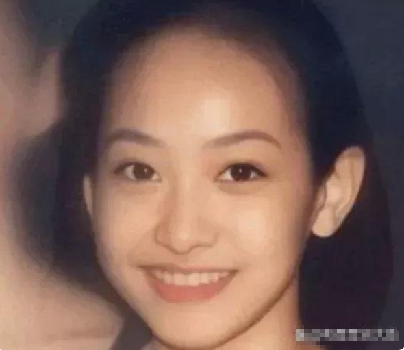 据说宋茜初到SM公司，那出众容貌太惊艳，在公司里引起不小轰动，大家都被她颜值吸引