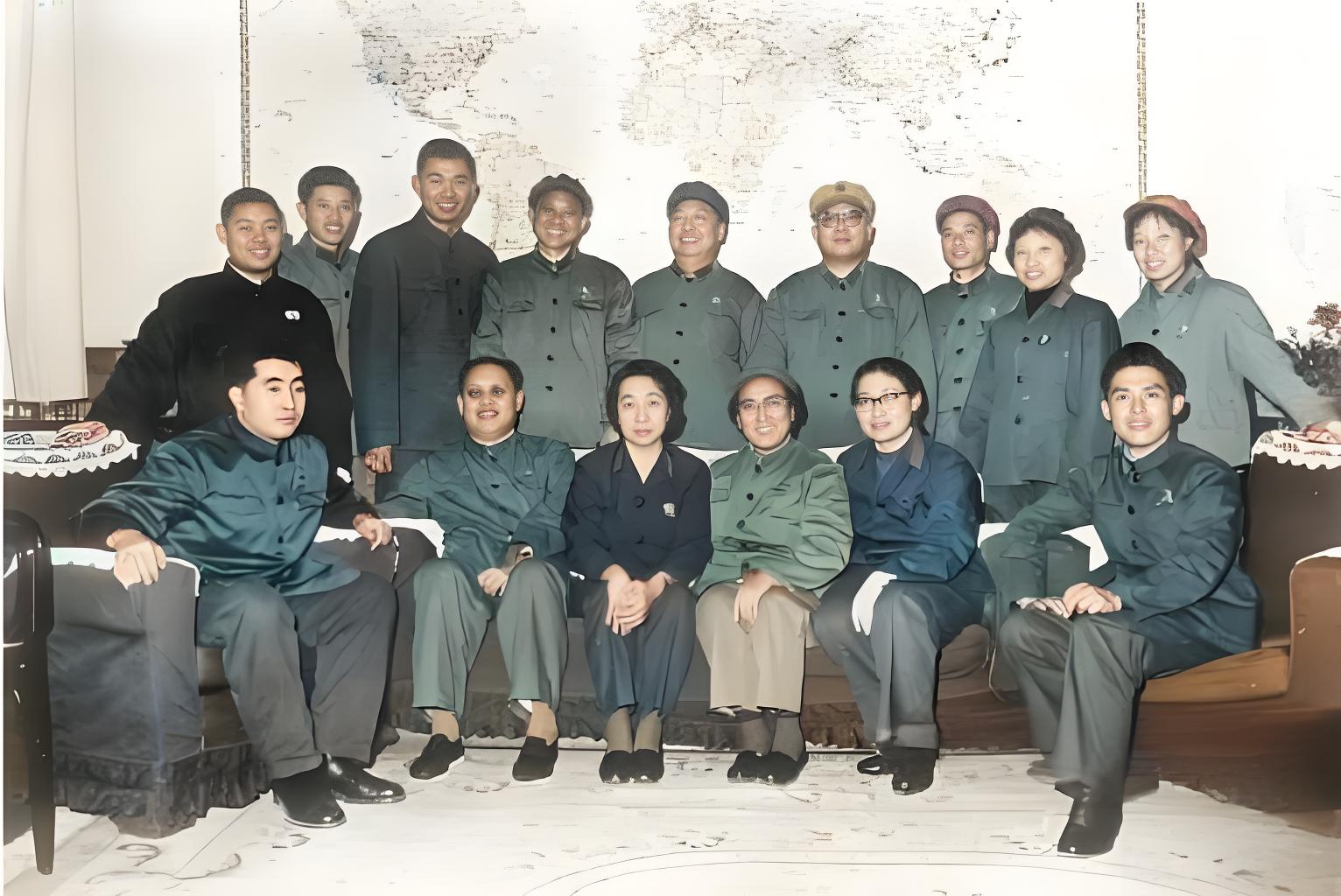 1971年春节叶群、林立果与李作鹏等人合影