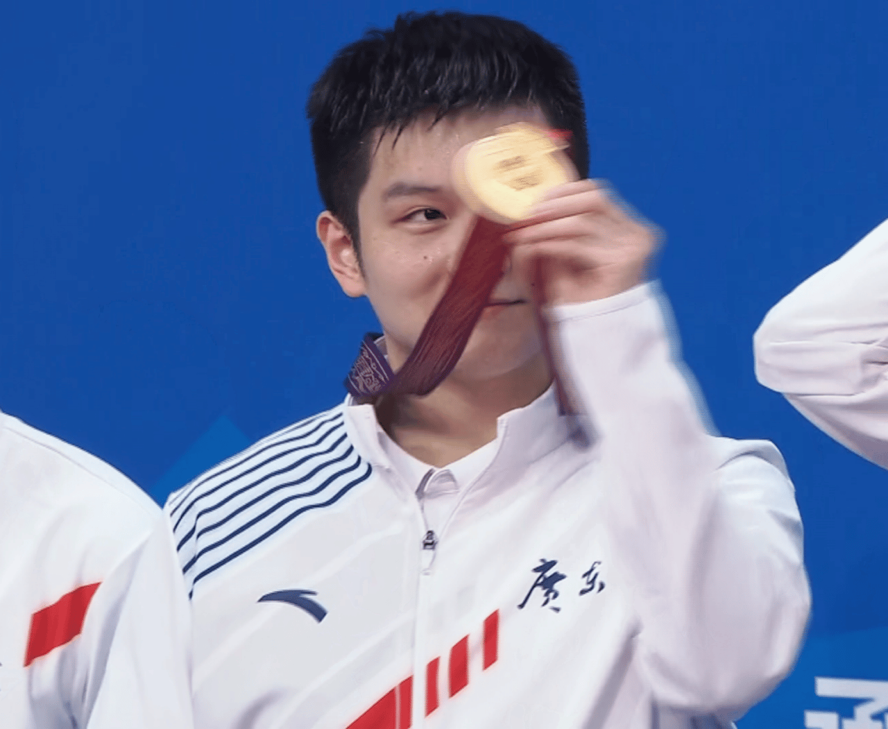 到外面蹓跶了半个月，深深感触，樊振东真的是个宝贝，值得大家珍爱。年少有为，行业t