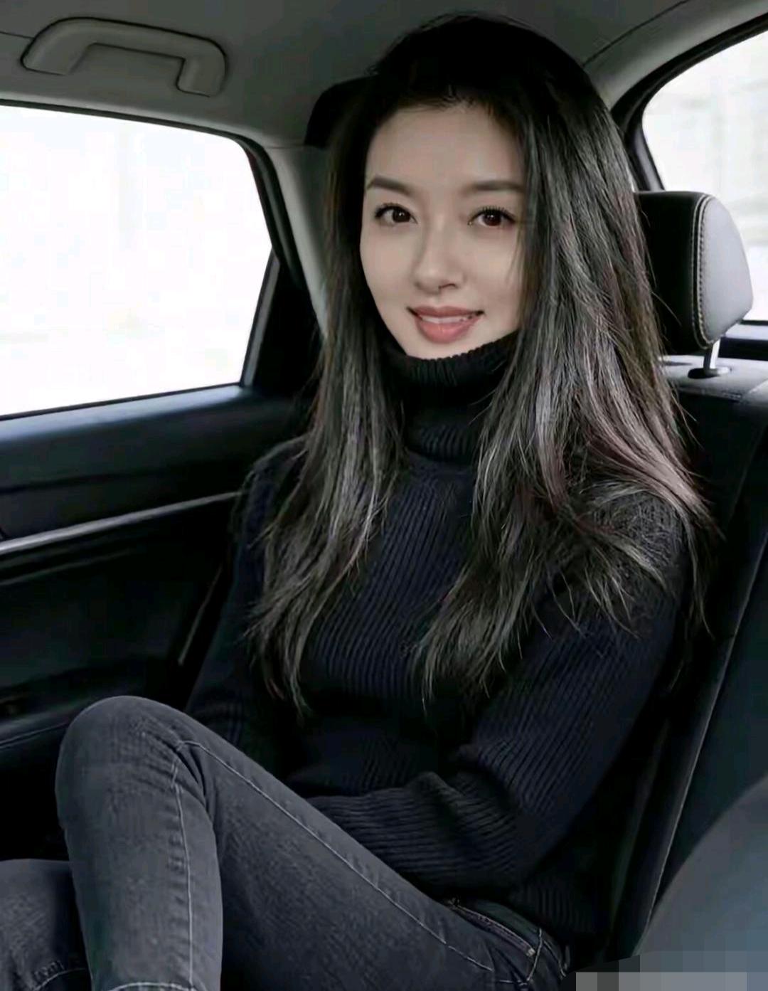 突然间有个大胆的假设：如果这样的美女突然嫁给一个混吃躺平的颓废青年，这位青年会不