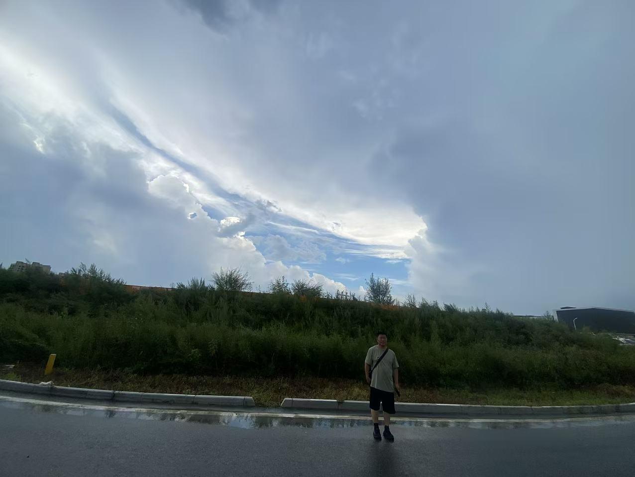 说点家长里短的事情吧。昨天我和一个朋友聊天，他跟我道出一个烦恼事，问我怎么办？