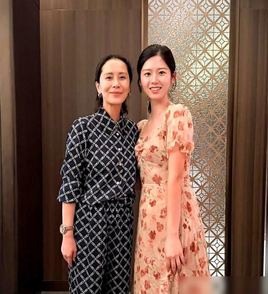 19岁儿子当街从背后搂住海清的腰，评论区瞬间炸了锅。照片里，蛋妞比妈妈高出一个头，动作自然又亲昵。有