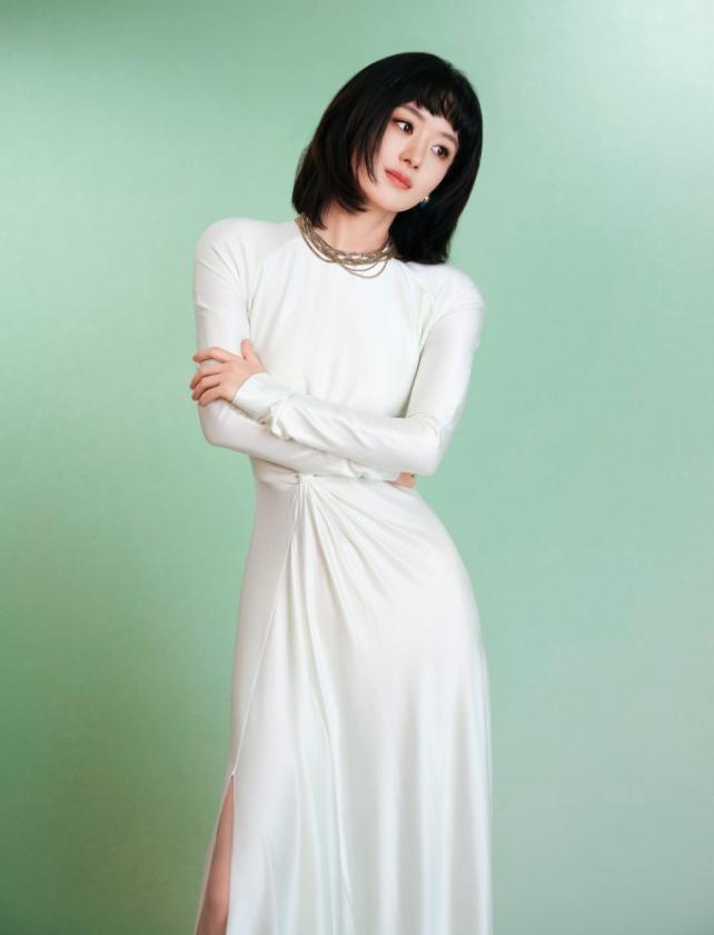 赵丽颖终于出山了！赵丽颖现身馥绿德雅品牌直播，但是全程没有透露任何消息，完全没