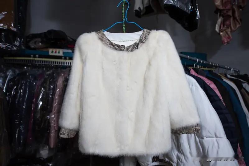 想问问穿皮草的姐妹，皮草有羽绒服暖和吗？一以前家里条件一般，皮草那么贵，感