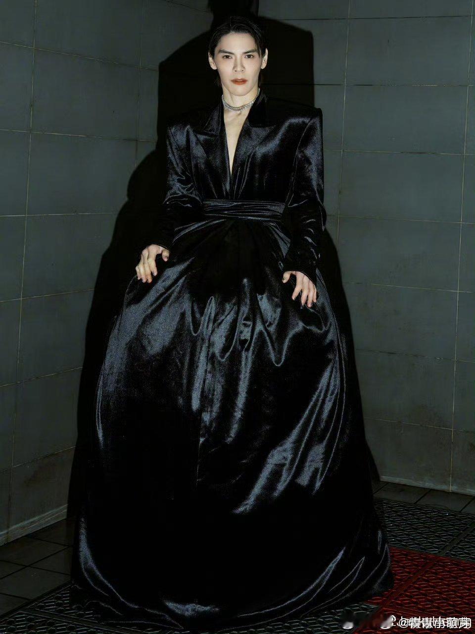 向佐穿了十厘米高跟鞋向佐这次玩大了，竟穿十厘米高跟鞋，为撑衣服展现超强时尚魄力，