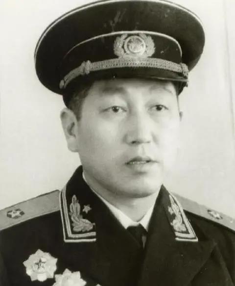 1947年，一位身着军装的男子敲开了一个破茅屋的门，来开门的老太太一脸错愕地问：