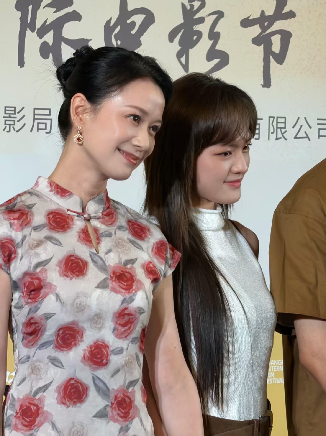 文淇倪虹洁内娱少见的活人感上影节《燃烧吧爸爸》映后直接封神！文淇倪虹洁浑身都是