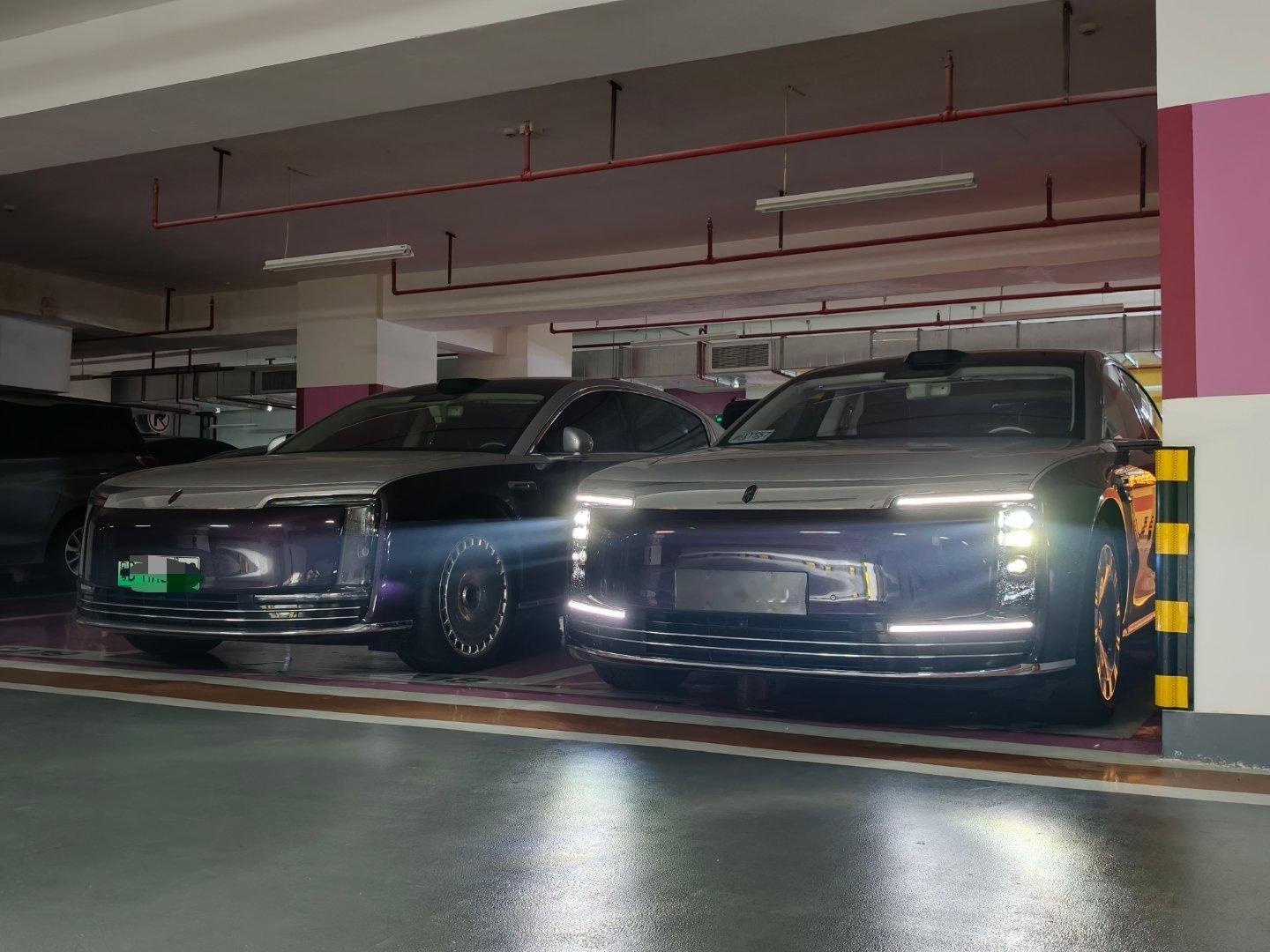 卧槽，健身房楼下碰上车友了，颜色都一样[笑着哭]​​​